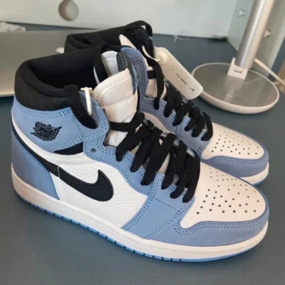 Air Jordan 1 Retro High OG ‘University Blue’ (used)
